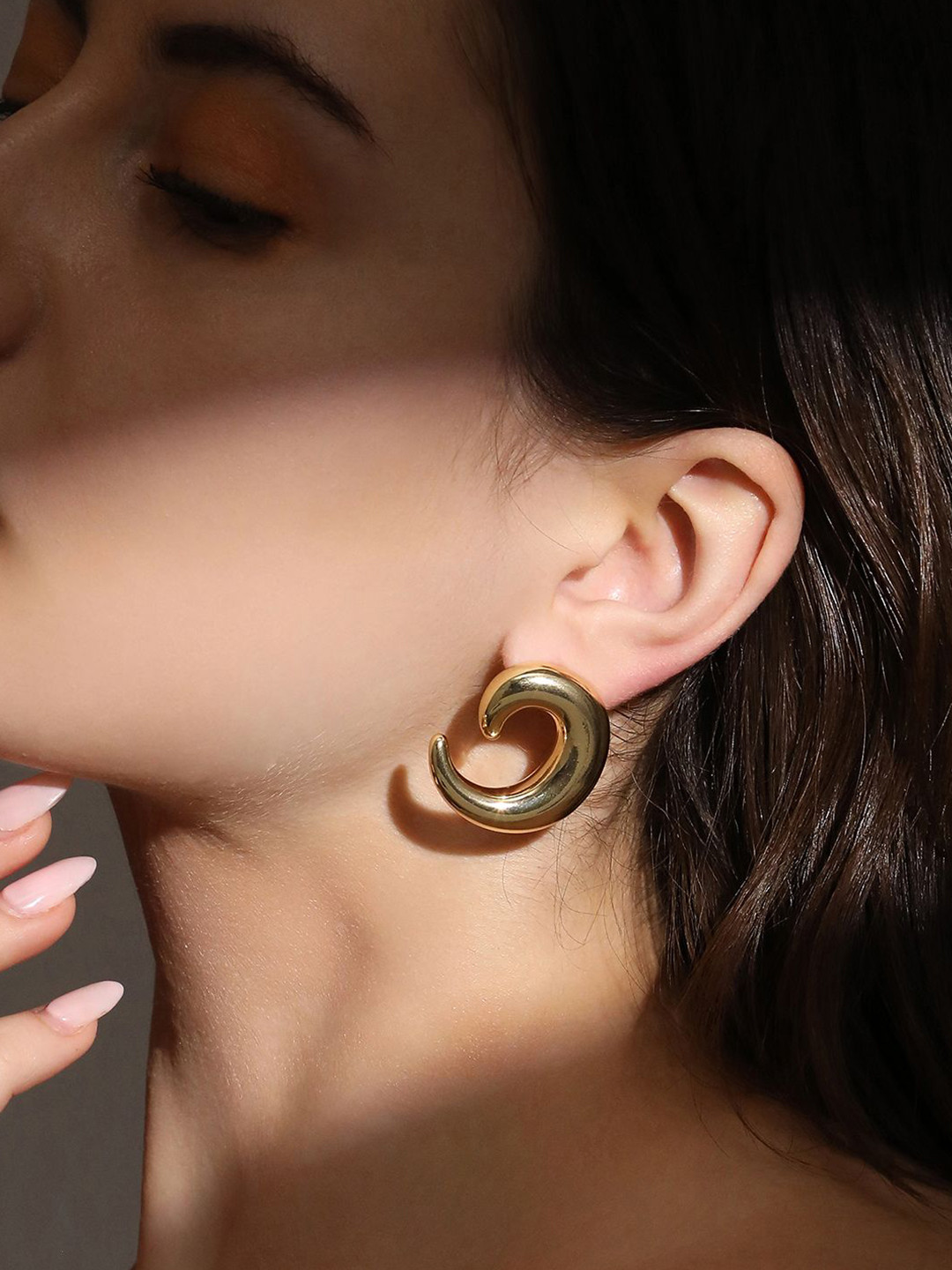 SOHI Set Of 2 Gold-Plated Lum Heart Contemporary Studs Earrings