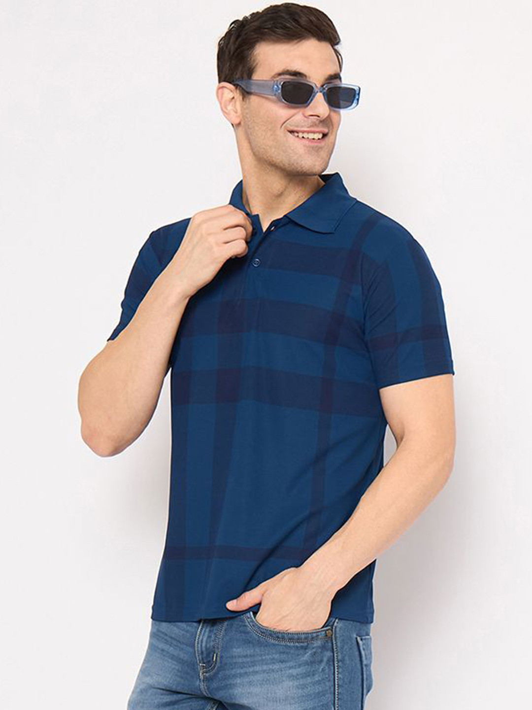 KASMA Men Colorblocked Polo Collar T-shirt