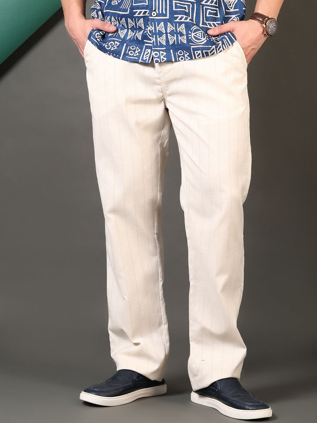 LIMEROAD Men Solid Regular Fit Mid-Rise Chinos Trousers