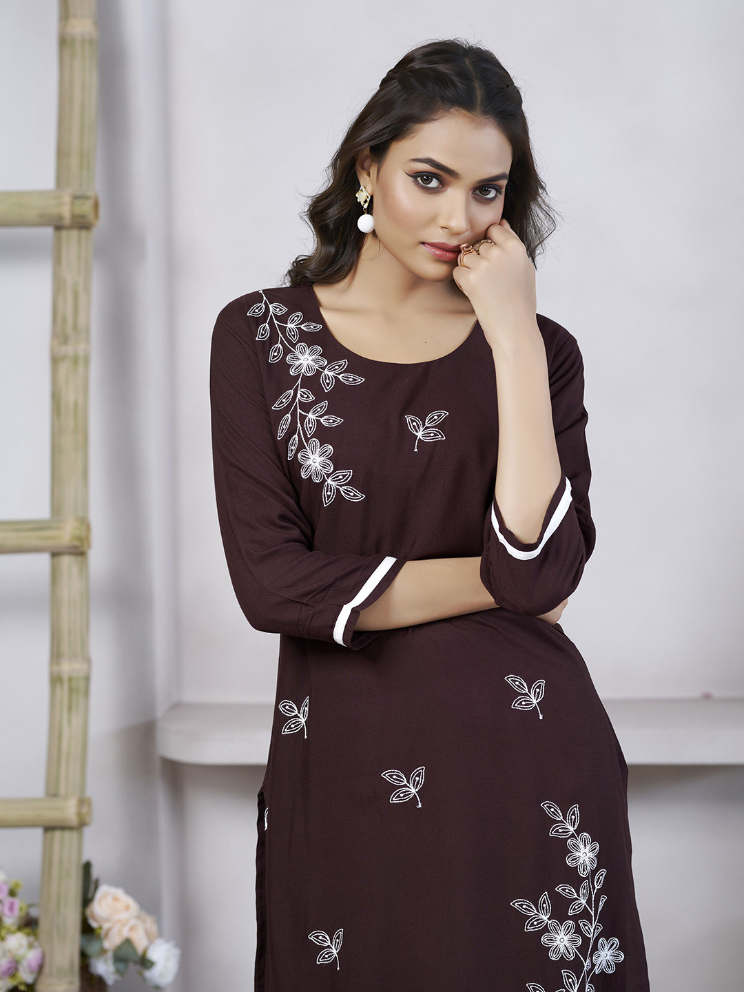 SHREE LAXMINARAYAN EXPOR Embroidered Straight Kurta