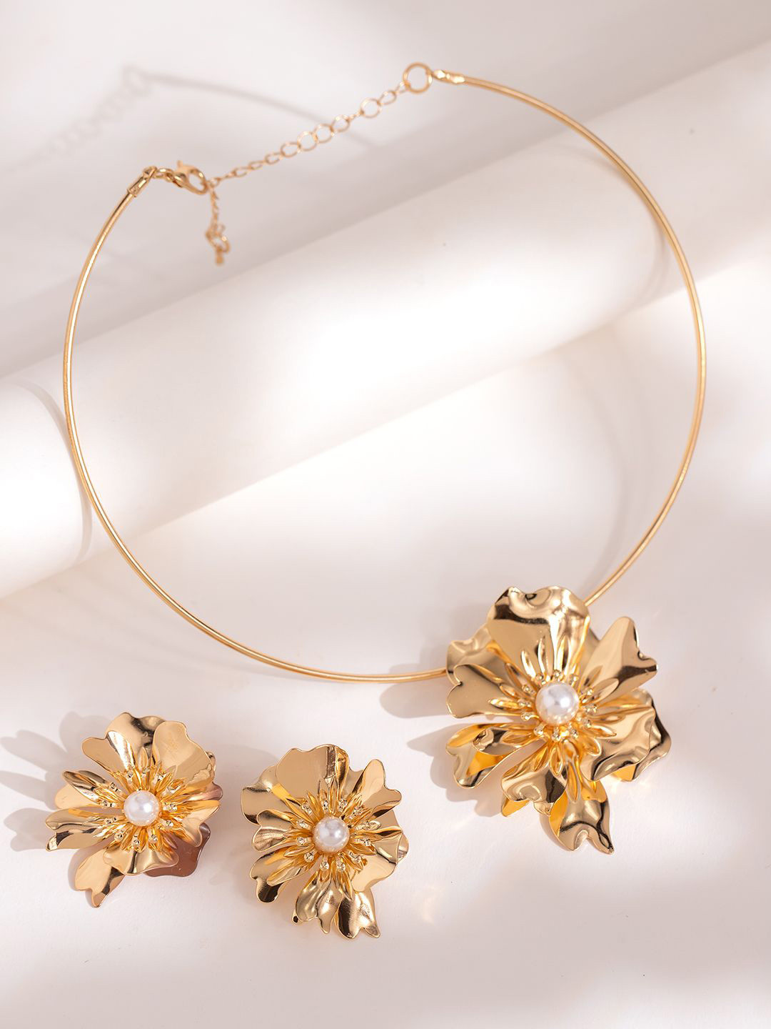 Voylla Blume Golden Floral Muse Pendant Set