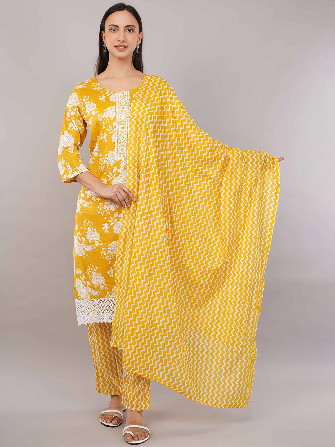 JIDI FASHION Women Floral Printed Kurta with Trousers & Dupatta