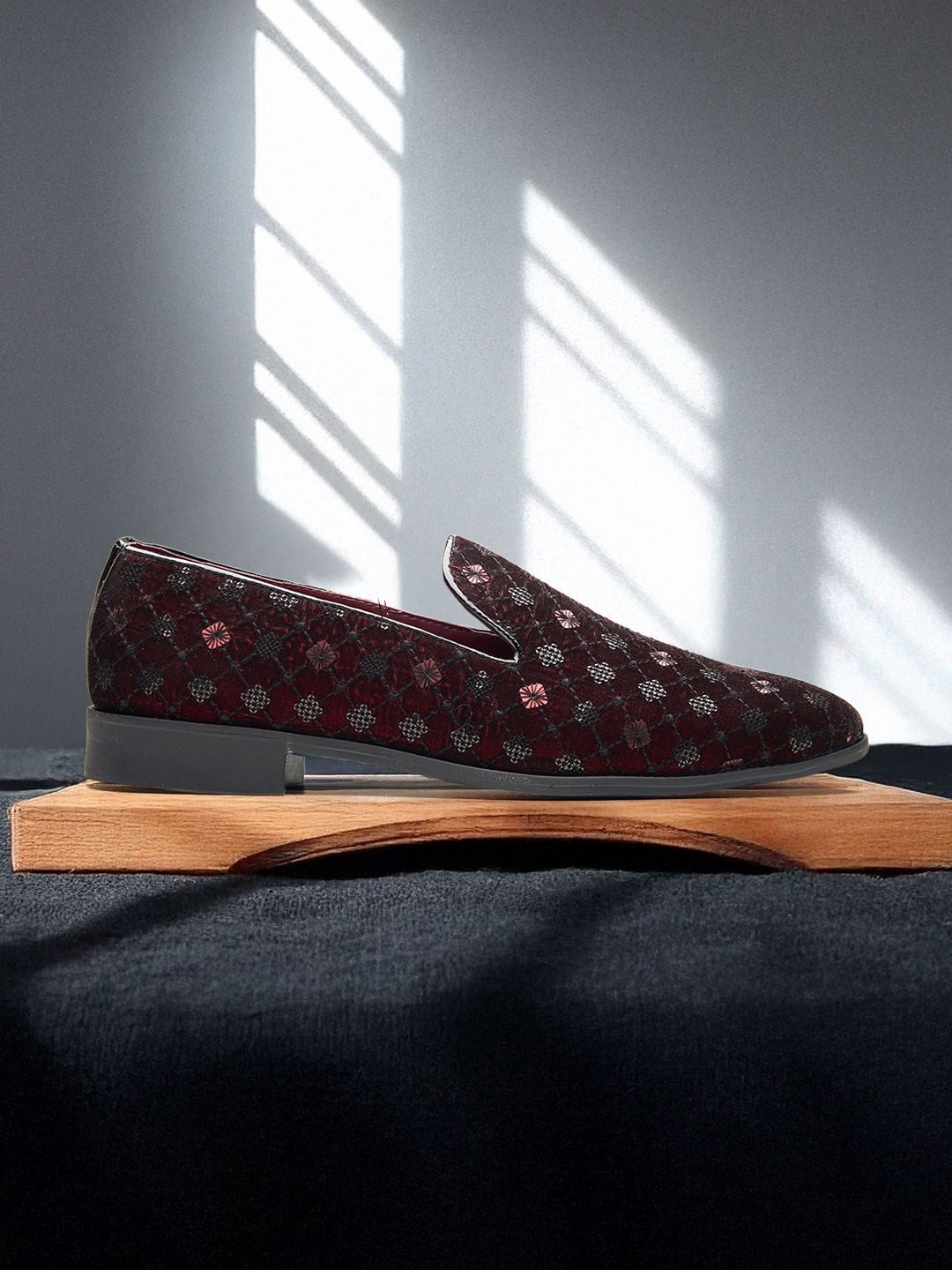 MICHAEL ANGELO Men Woven Design Ethnic Loafers