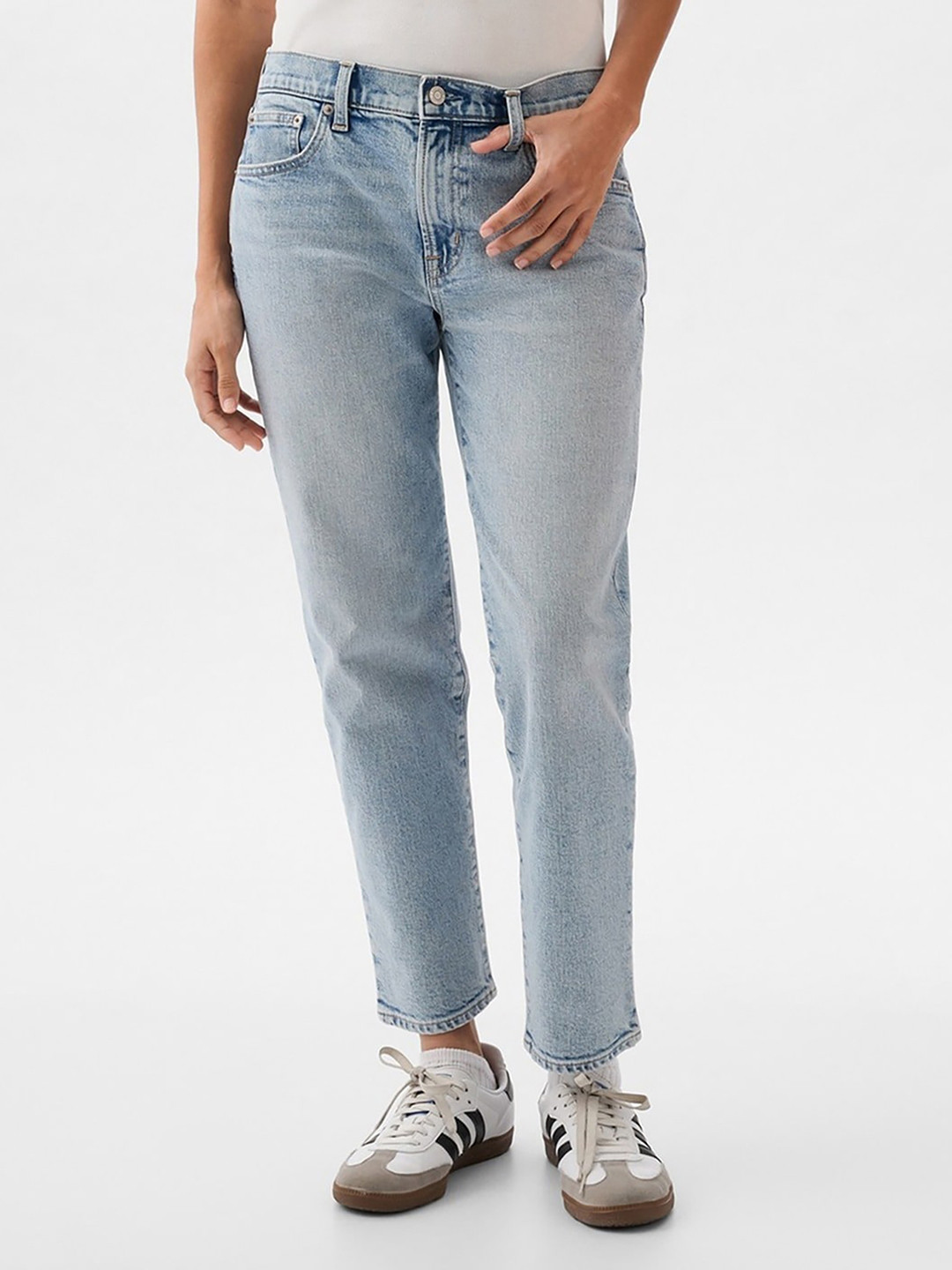 GAP Women Girlfriend Fit Mid-Rise Stretchable Jeans