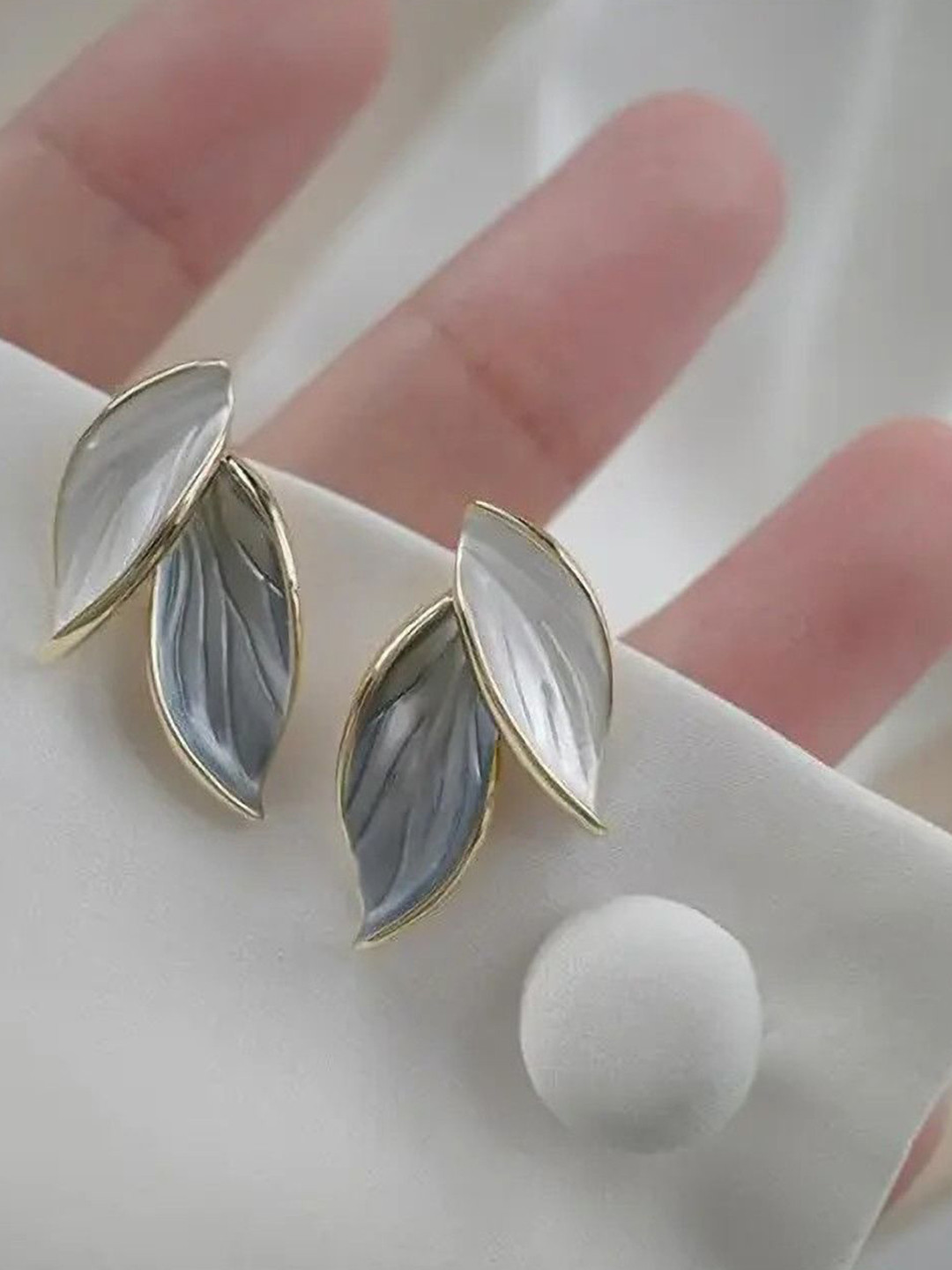 DressBerry Korean Silver-Plated Antique Leaf Shaped Studded