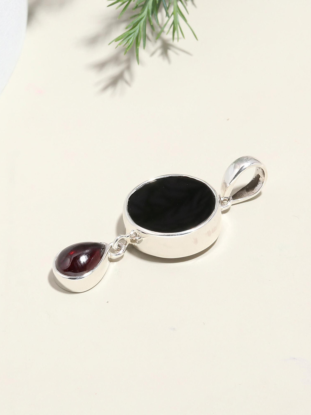 ORO ALMA Black Onyx and Garnet Pendant