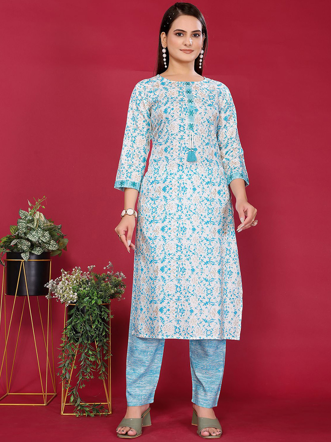 Rangita Women Floral Printed Work Kurta with Trousers