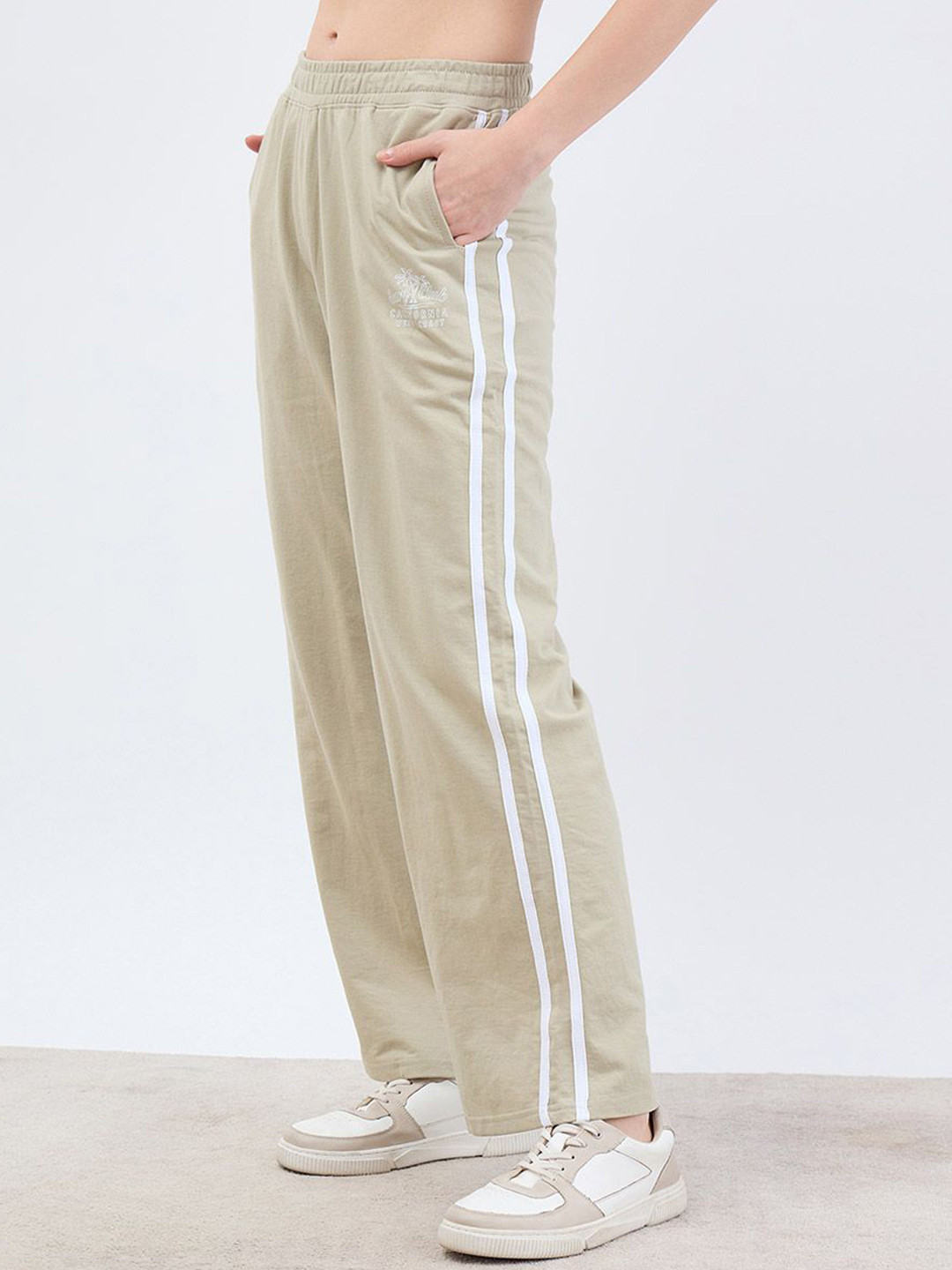 Styli Women Mid-Rise Wide-Leg Side Stripe Trackpants