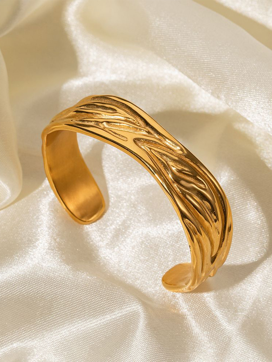 Aiza 18KT Gold Plated Hammered Gold Cuff