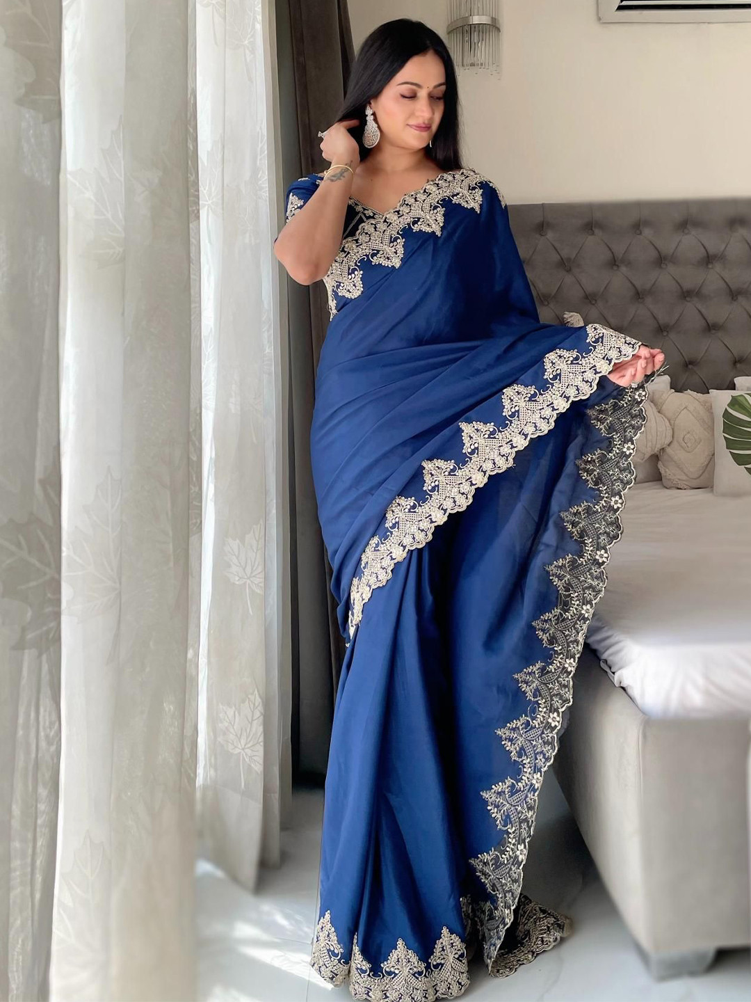 HERE&NOW Embroidered Saree With Blouse Piece