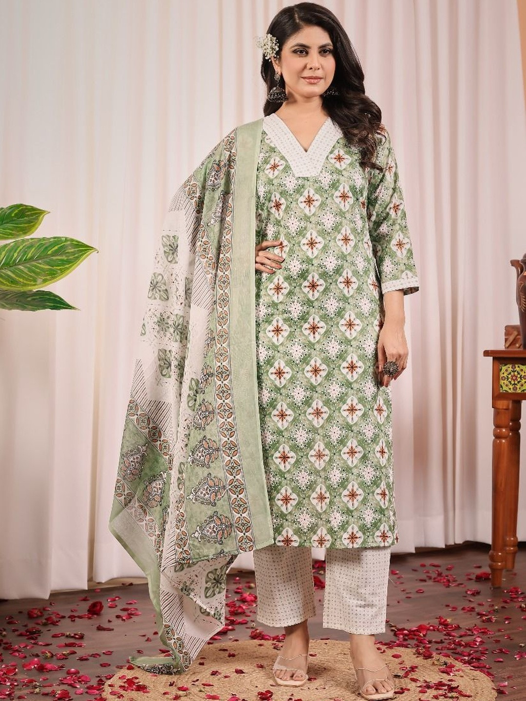 SHISHKALA Women Printed Regular Kurta with Trousers & With Dupatta