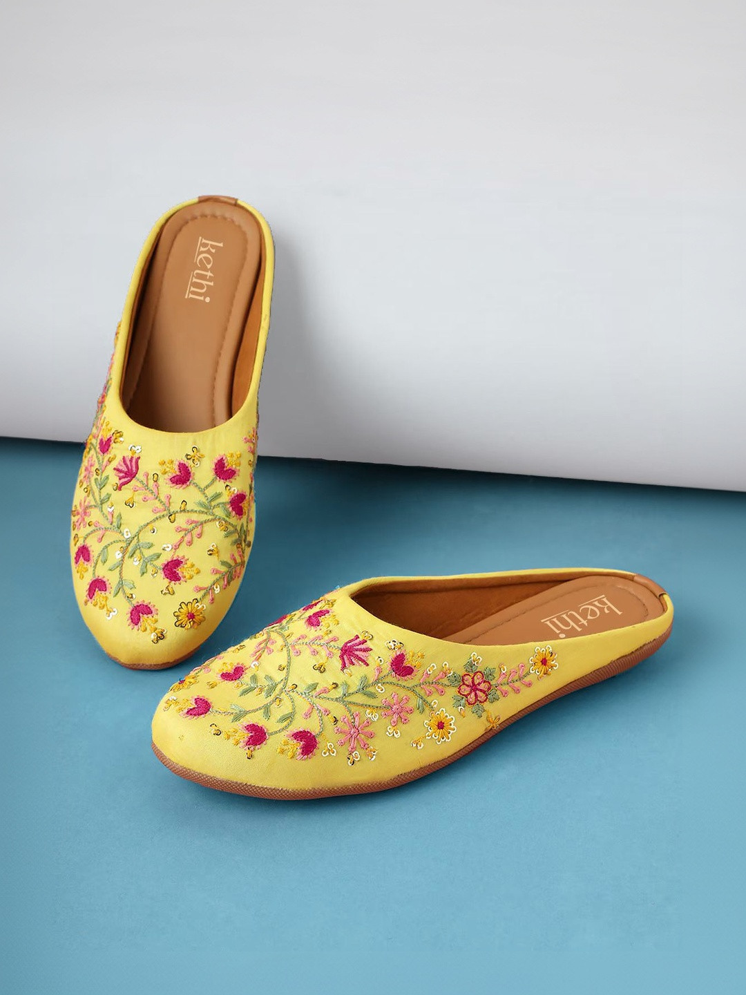Kethi Fashion Women Embellished Mojaris Flats