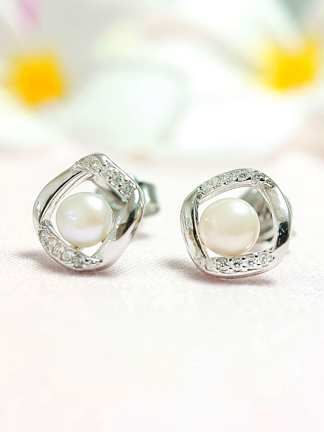 INARI SHINES Geometric Studs Earrings