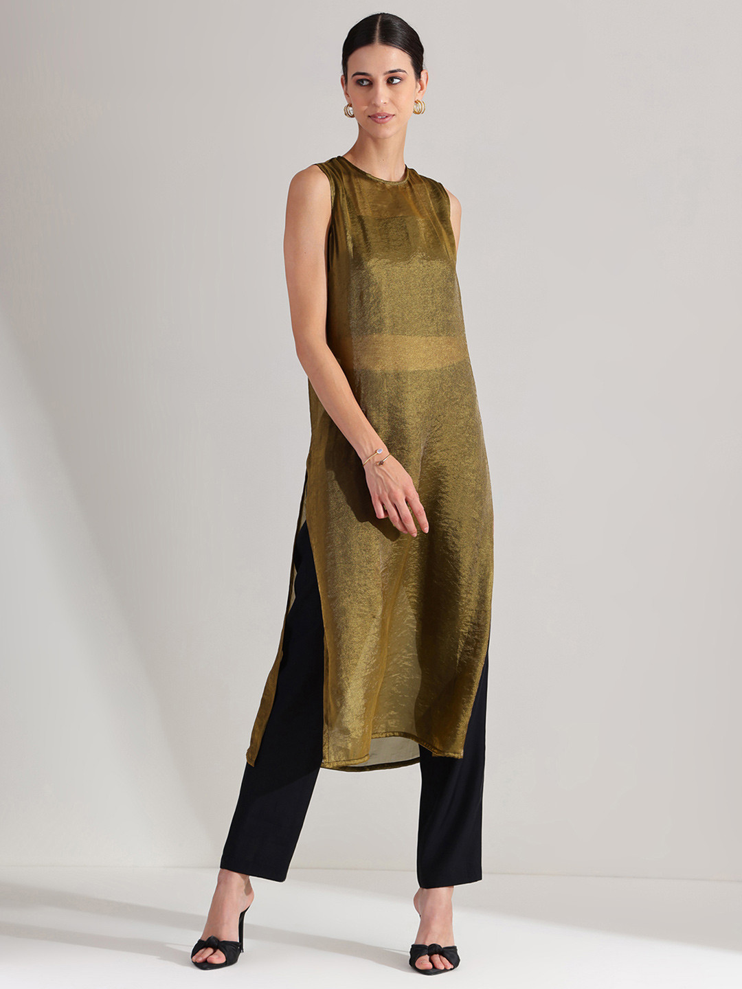 Pink Fort Women Solid Sleeveless Kurta Set