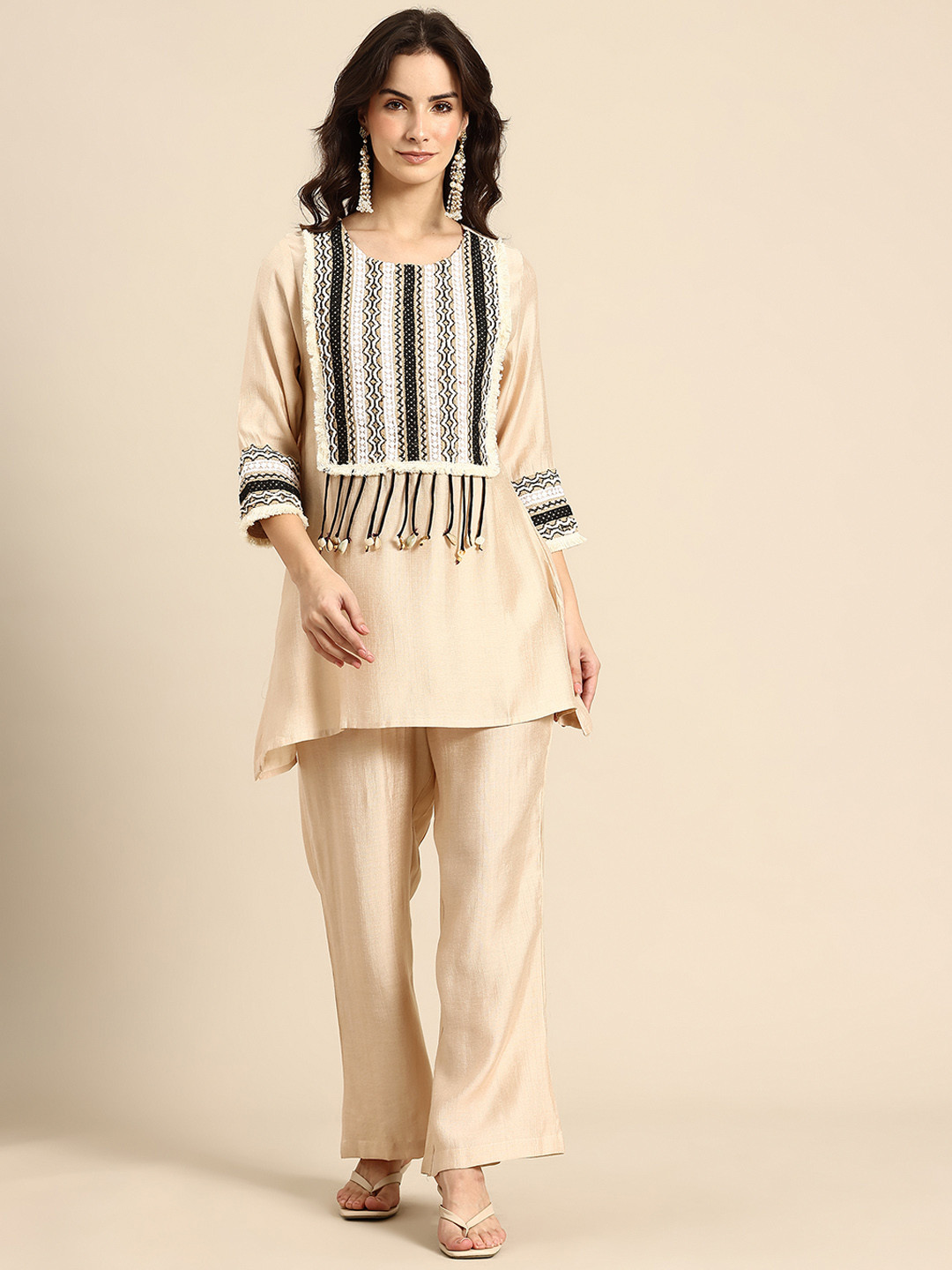 Sia Ab Pehnegi Duniya Yoke Design Thread Work Kurta With Trousers Co-Ords Set