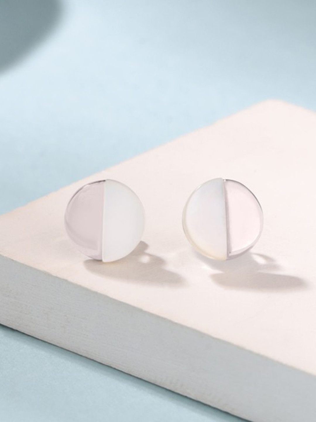 Kicky And Perky 925 Sterling Silver Mother Of Pearls Studded Circular Studs