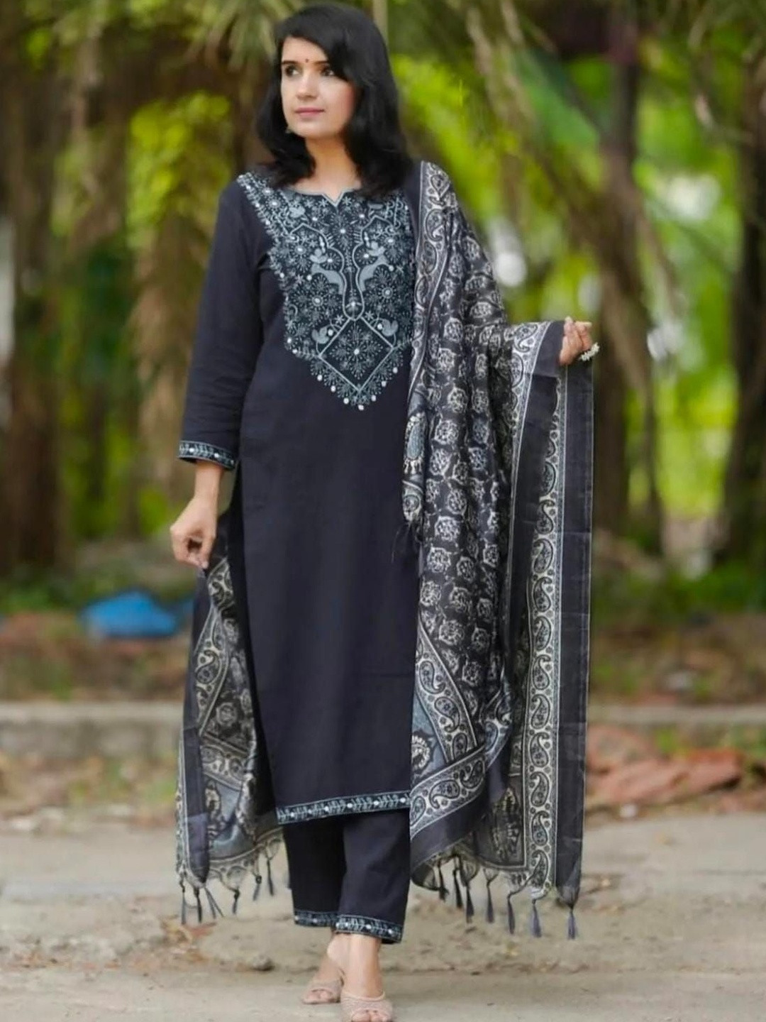 QUNEY Women Ethnic Motifs Embroidered Regular Thread Work Pure Cotton Kurta with Trousers & With Dupatta
