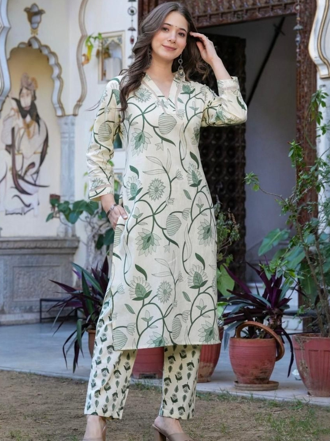 SWORNY FASHION Floral Printed V-Neck Pure Cotton Straight Kurta With Trouser
