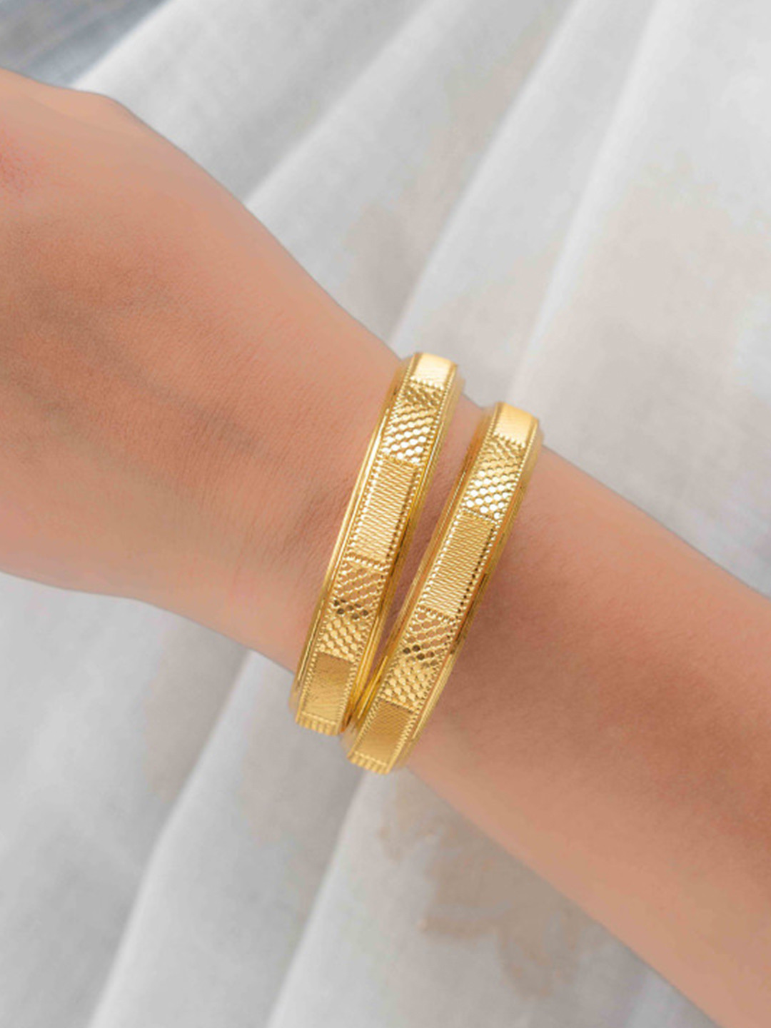 Zeraki Jewels Set Of 2 Textured Gold-Plated Bangles
