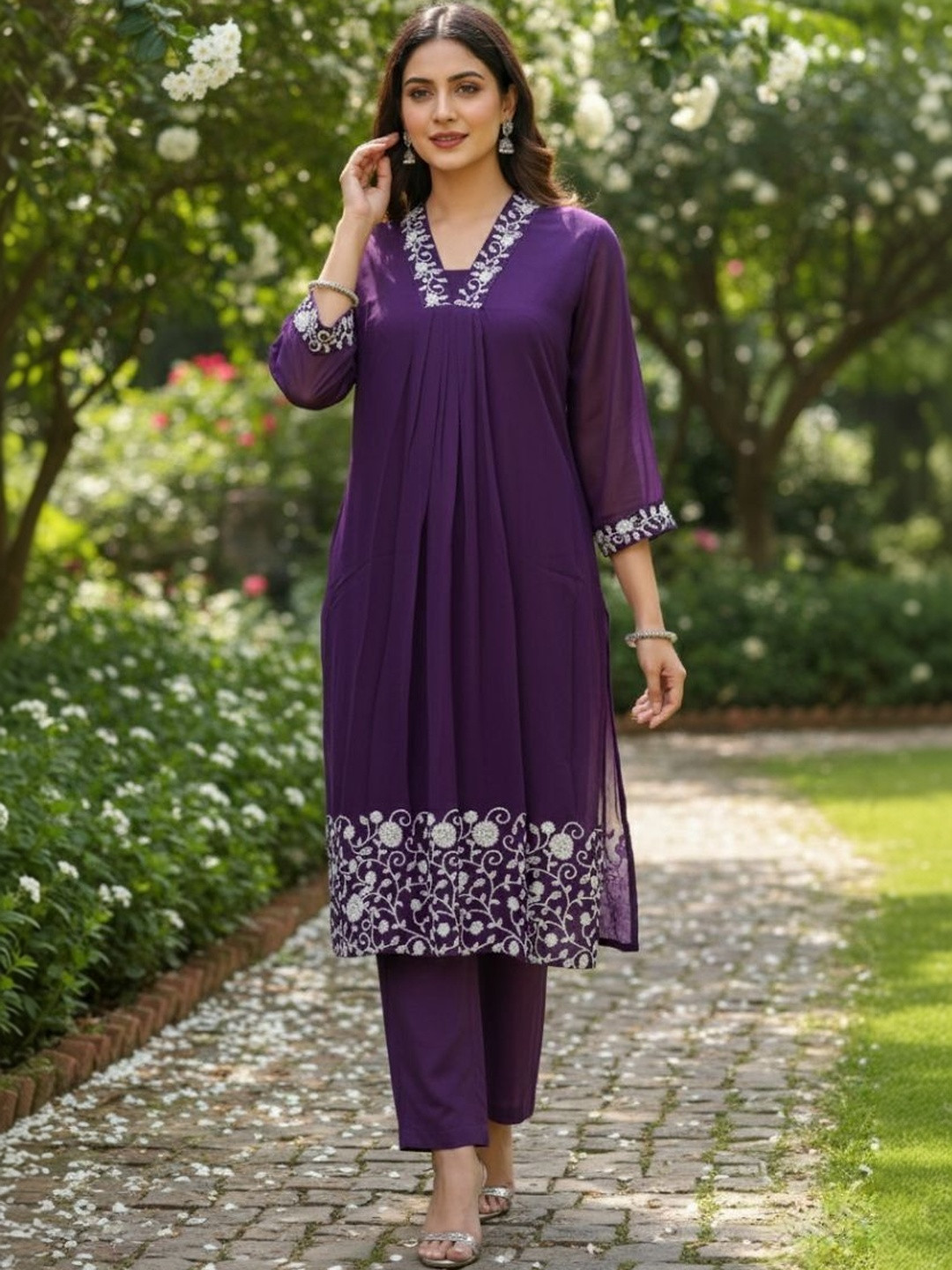 Santati Women Floral Embroidered Regular Thread Work Kurta with Trousers