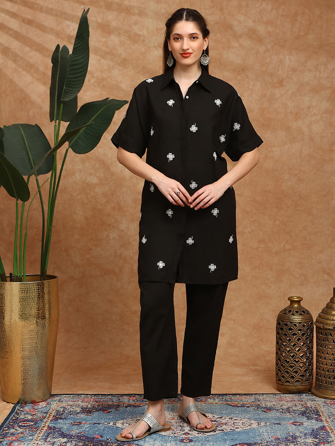 Globus Women Black Extended Sleeves Floral Embroidered Straight Kurta & Pants Fusion Set