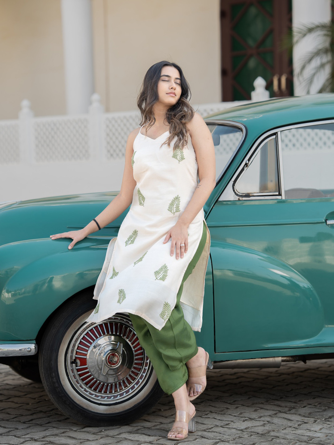 Meeshara Women Floral Printed Sleeveless Regular Satin Kurta with Trousers