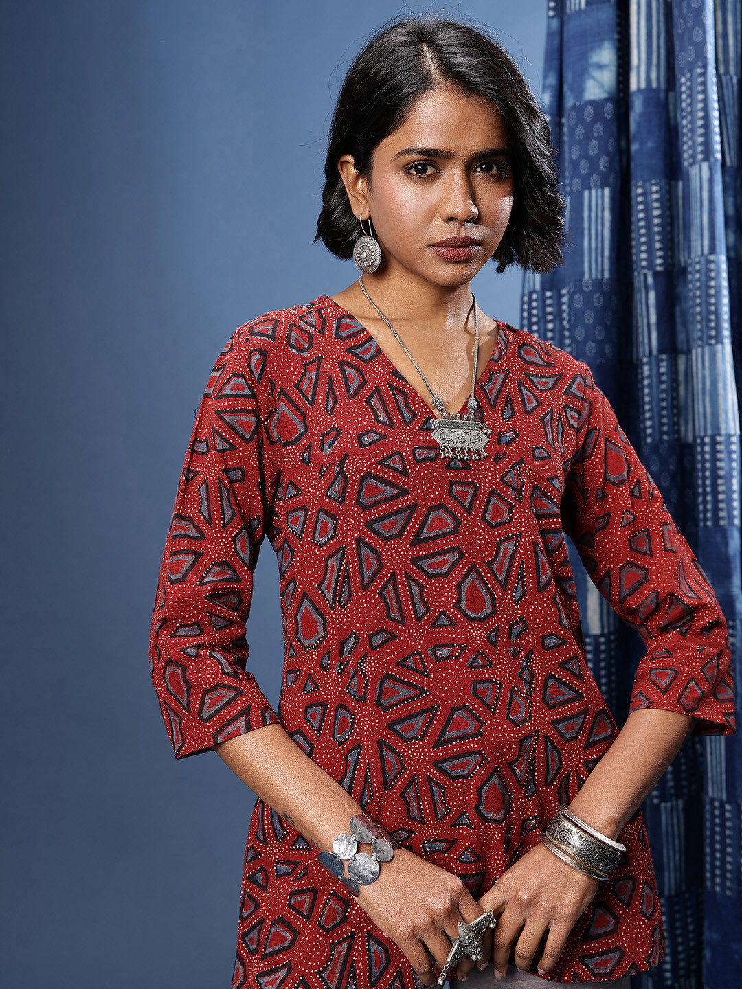 Taavi Geometric Printed V-Neck Woven Legacy Kurti