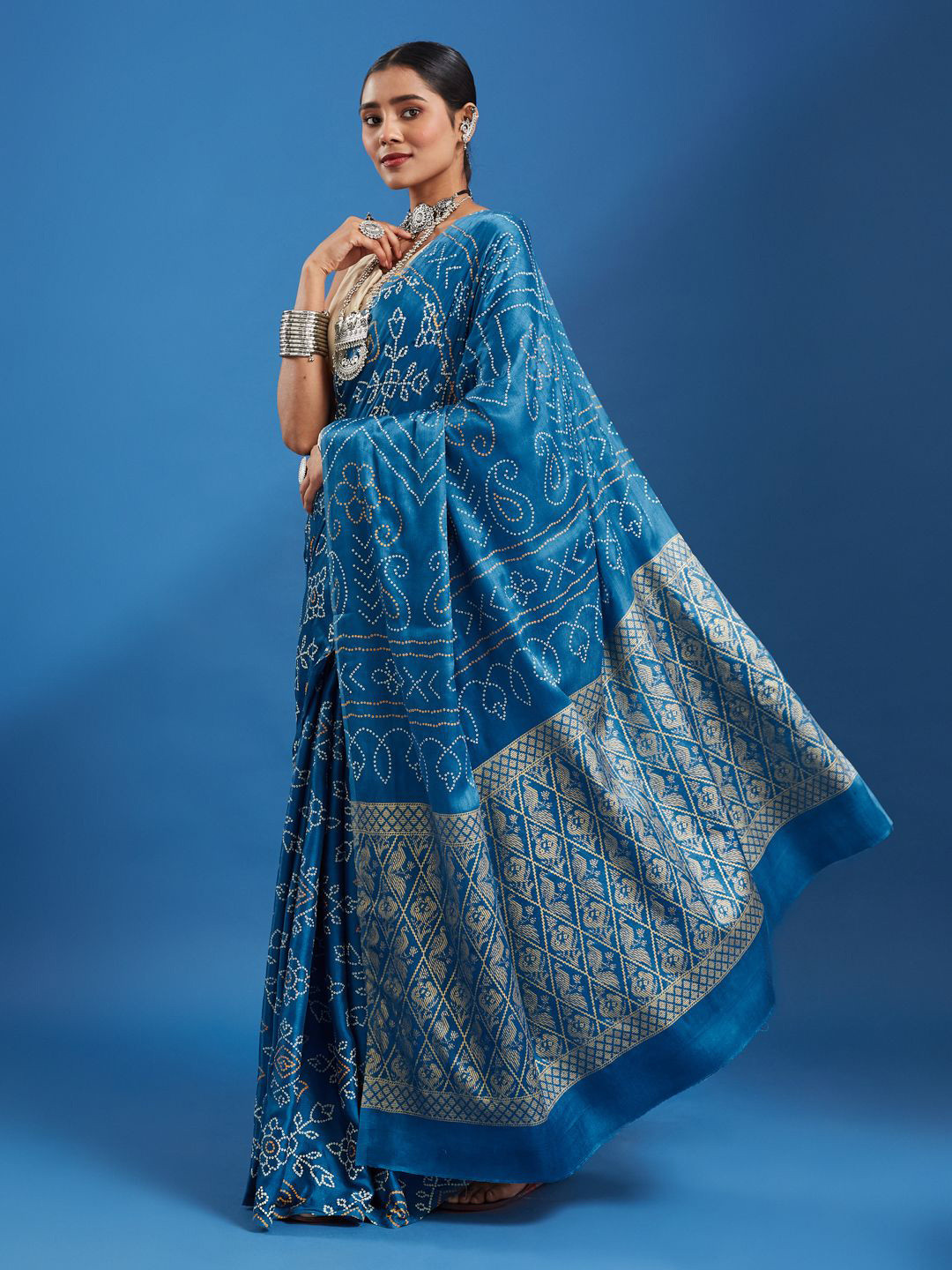 Taavi Bandhani Printed Saree With Plain Border & Unstitched Blouse