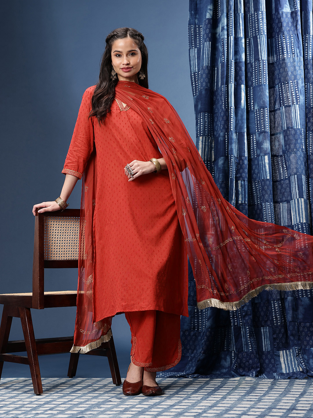 Taavi Regular Textured V-Neck Gotta Patti Pure Cotton Rogan Kurta & Trousers With Dupatta