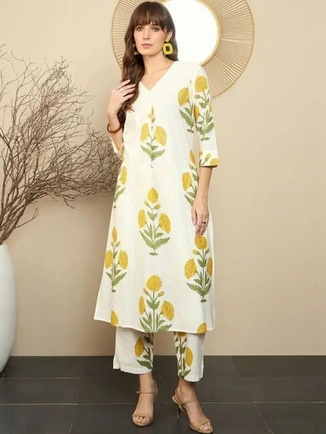 DEEPYOG APPAREL Women Floral Printed Regular Kurta with Trousers