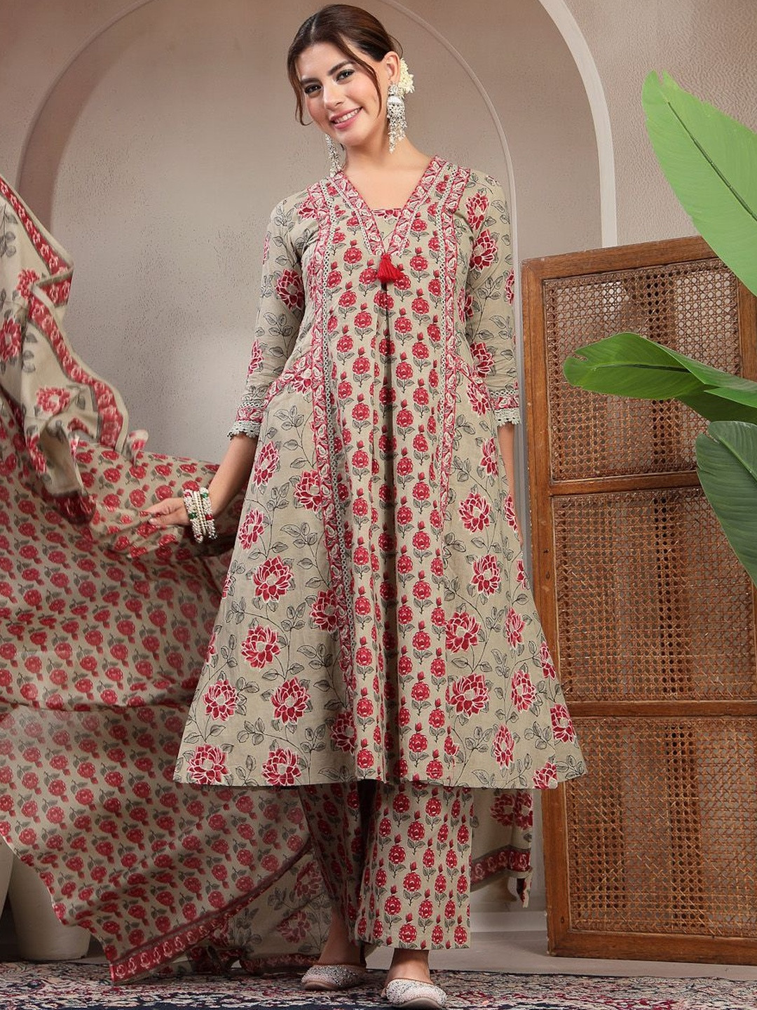 KIMAYRA Women Floral Printed Panelled Thread Work Pure Cotton Kurta with Trousers & With Dupatta