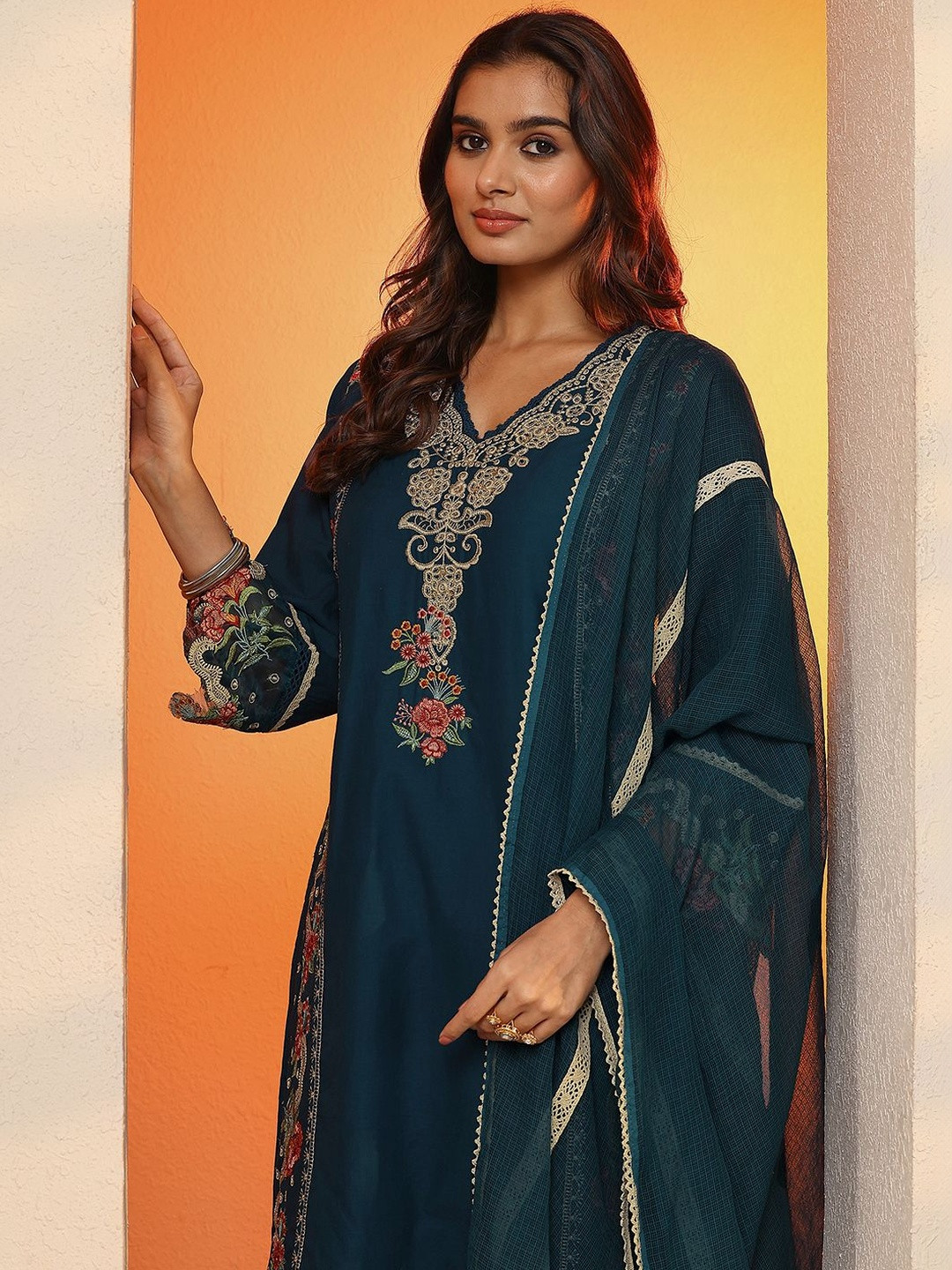 Libas Women Floral Embroidered Regular Thread Work Kurta with Trousers & With Dupatta