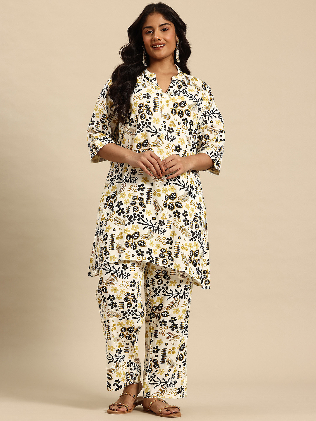 Sia Ab Pehnegi Duniya  Floral Printed Straight Kurta With Trousers Co-Ords Set