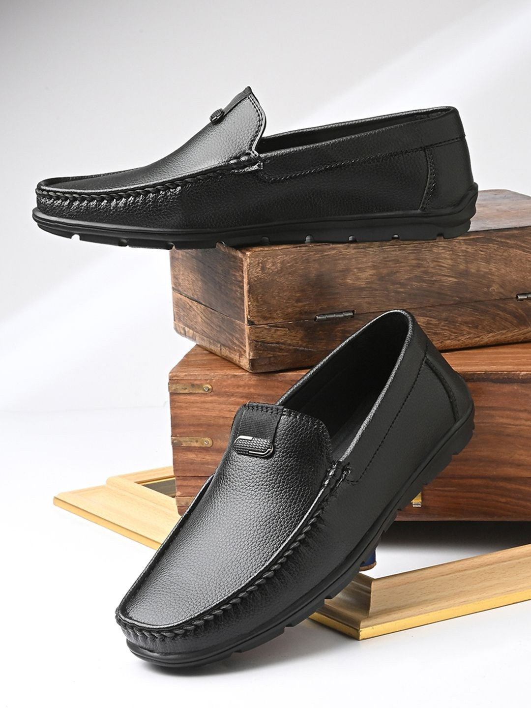 The Roadster Lifestyle Co Men Round Toe Lightweight Slip-On Loafers