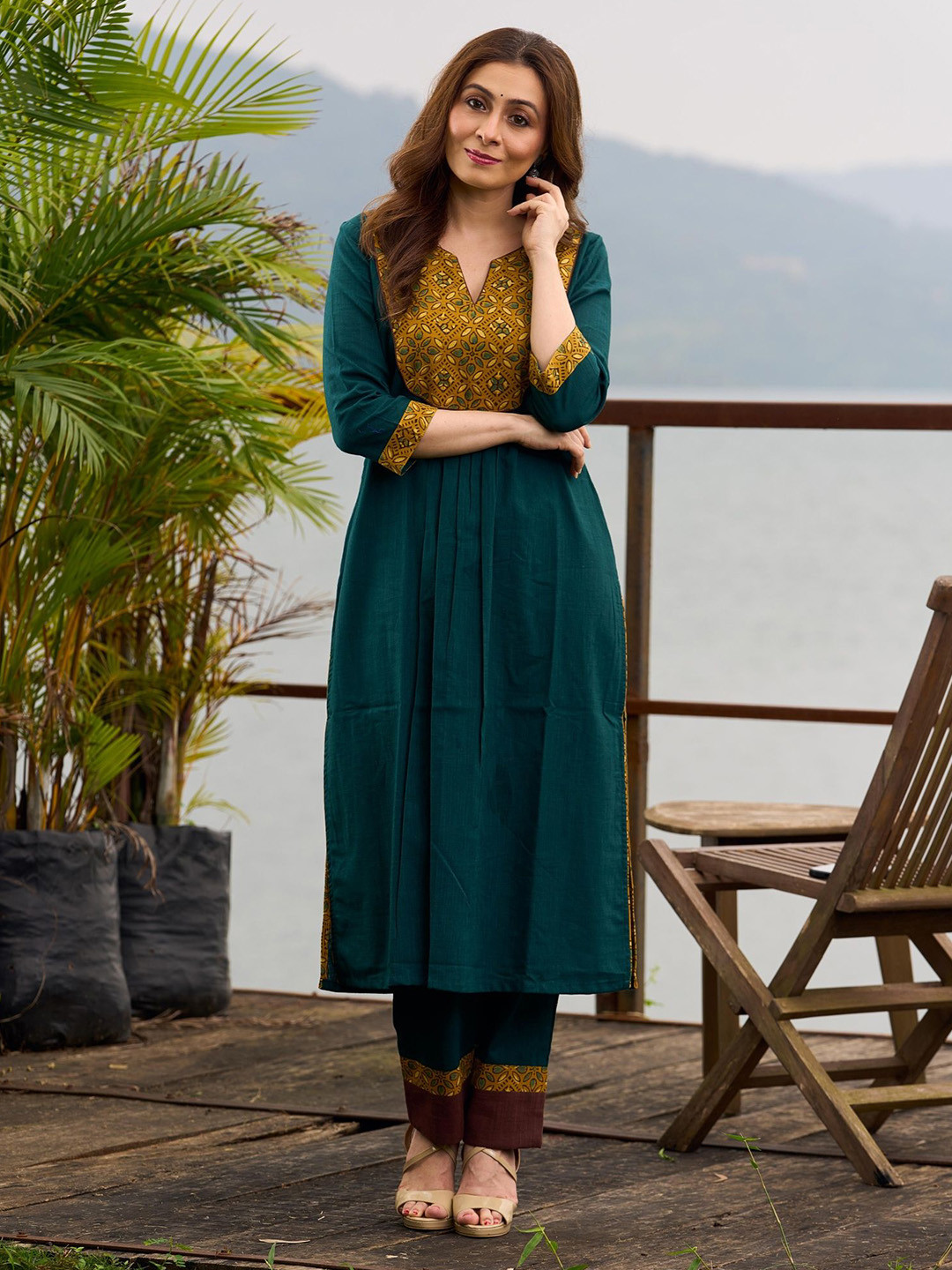SUJATRA Women Floral Embroidered Thread Work Kurta