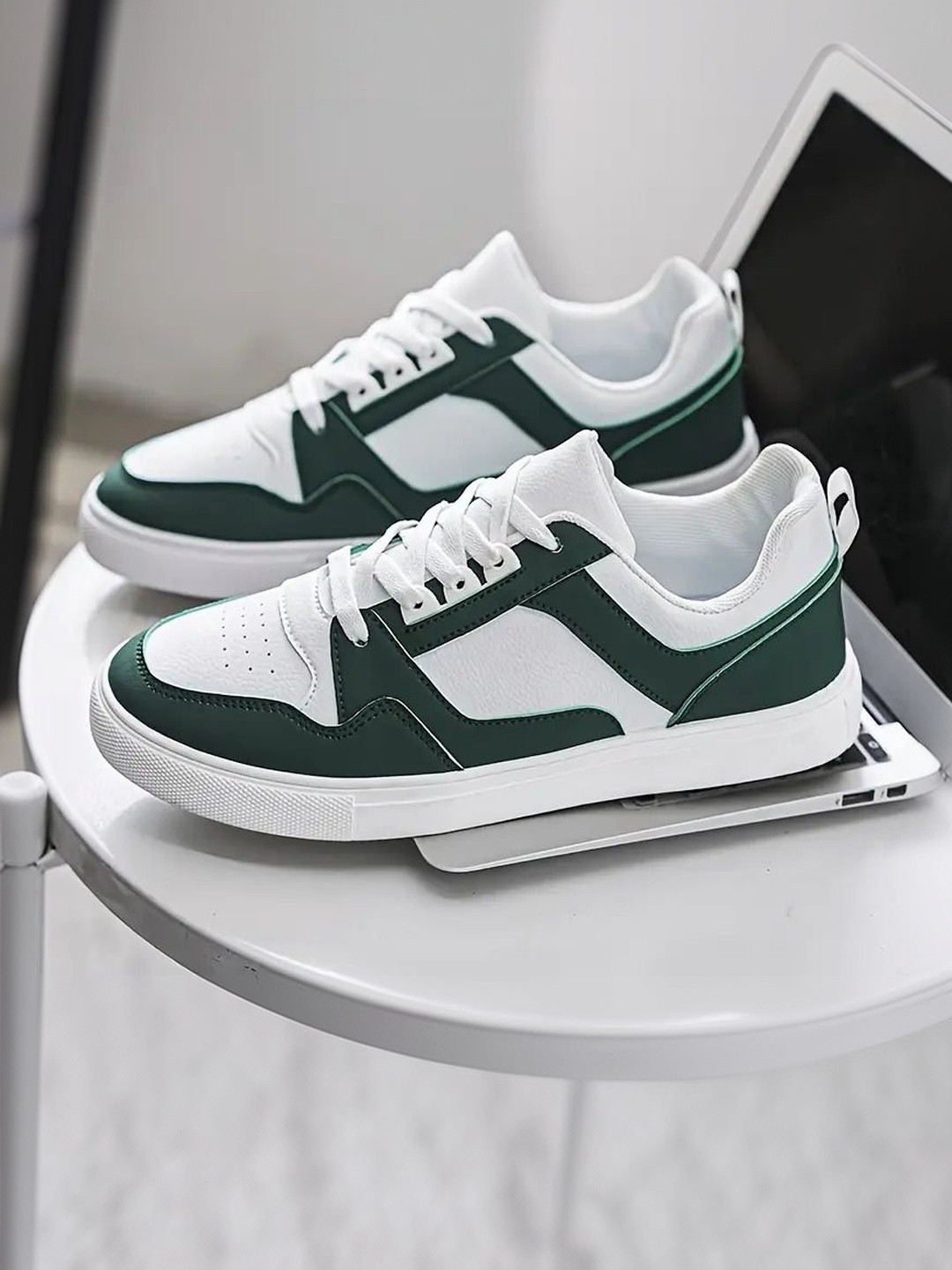 Lejano Men Colourblocked Round Toe Sneakers