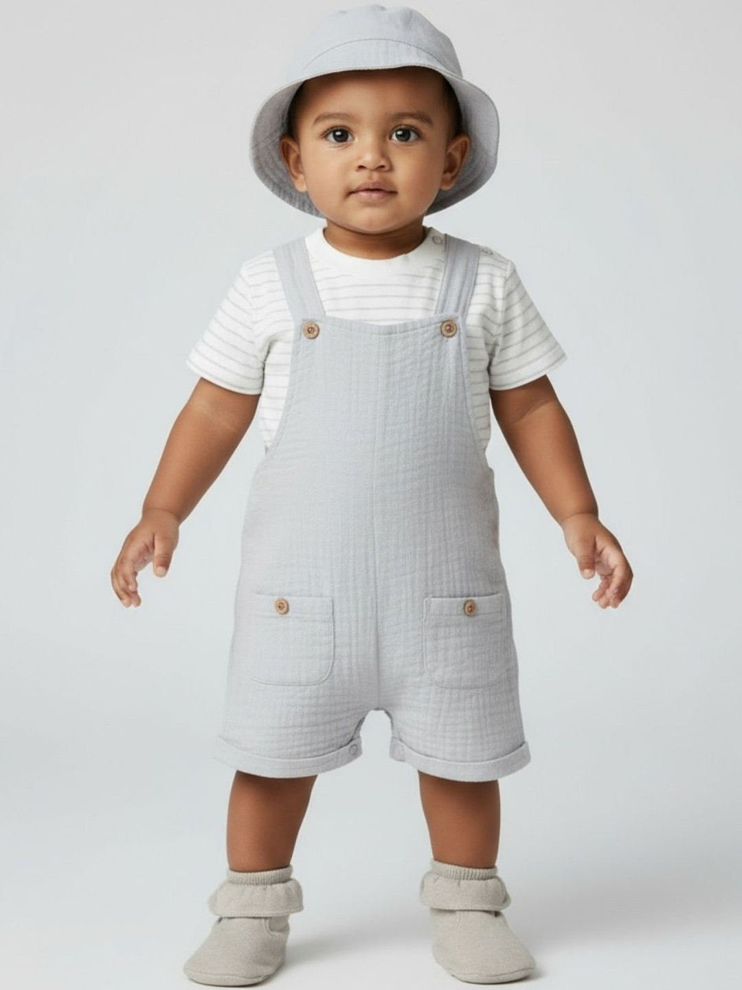 Biglilpeople Boys Solid Dungaree & T-Shirt Set With Hat