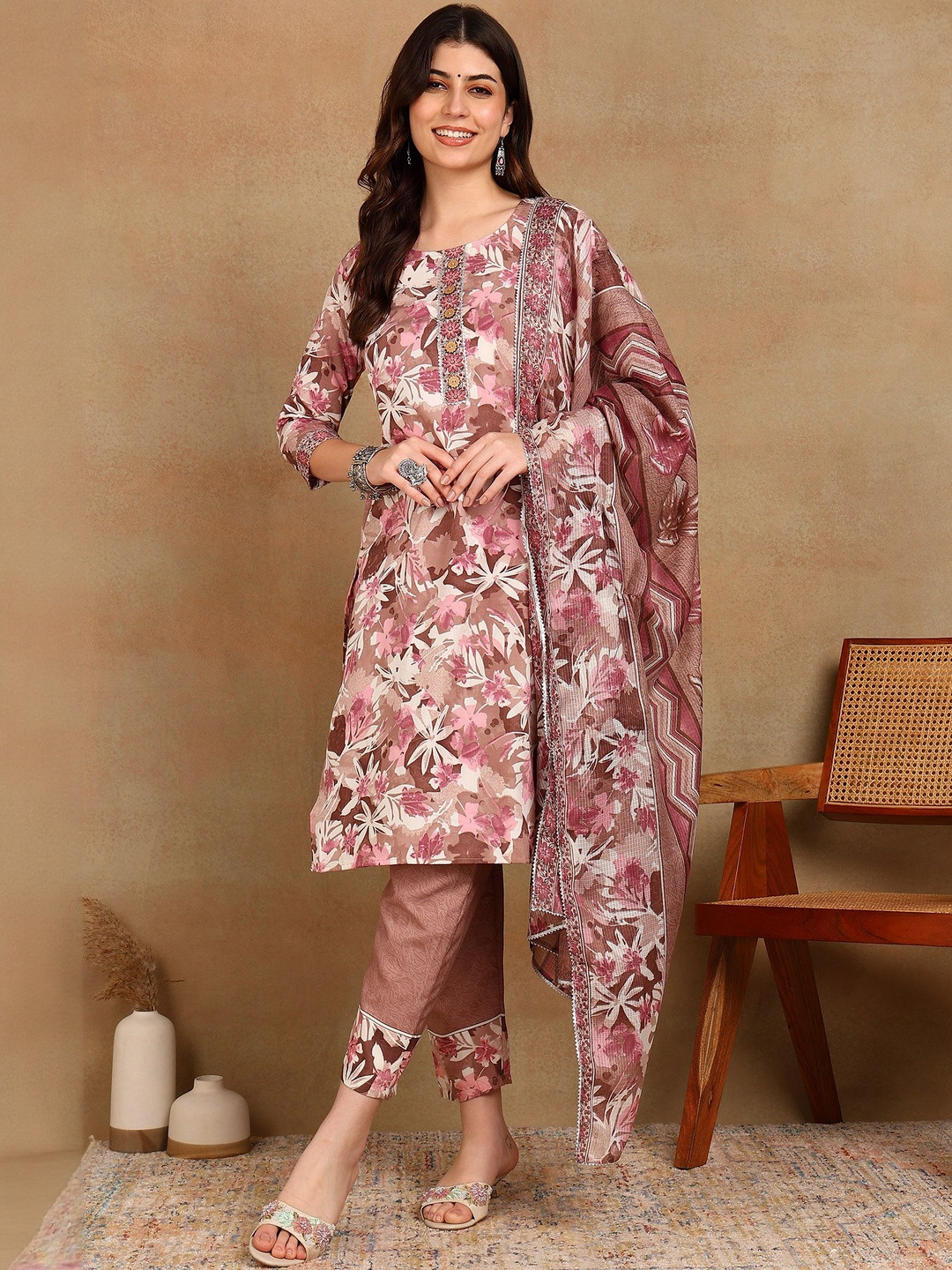 AARAGANA Women Poly Crepe Floral Printed Kurta with Trousers & With Dupatta