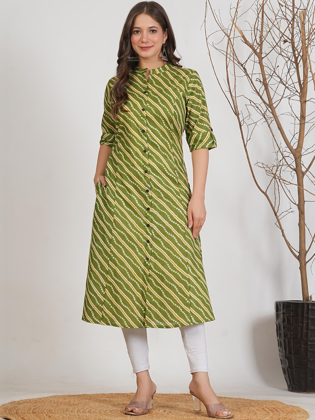 YUVVIK Women Bandhani Printed Mirror Work Kurta