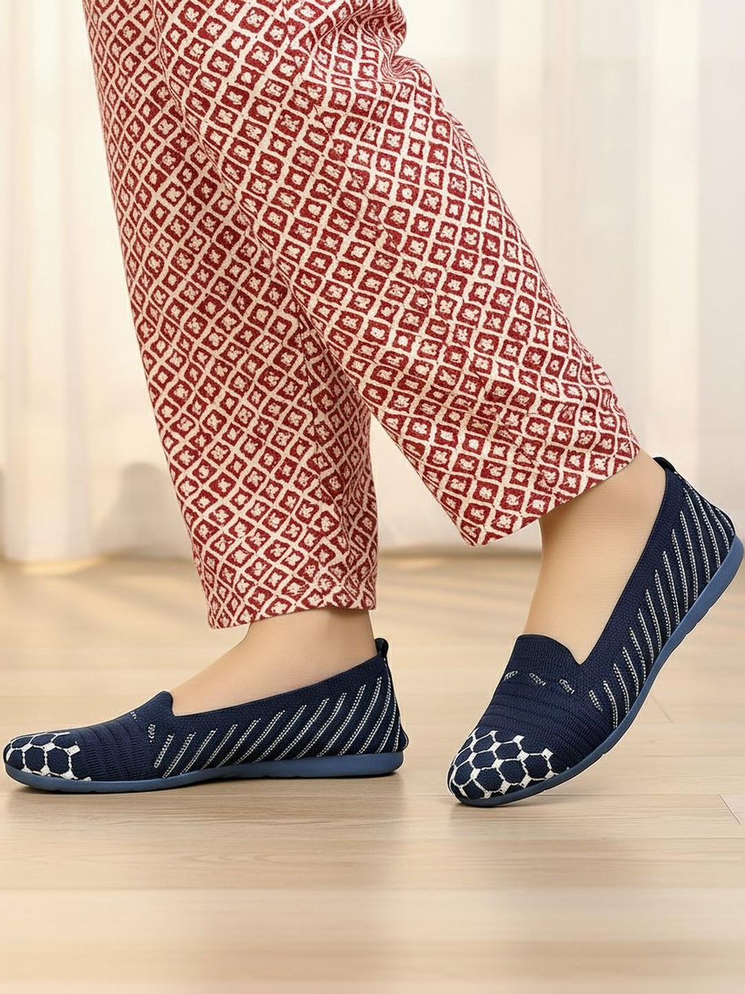 INKLENZO Women Textured Loafers
