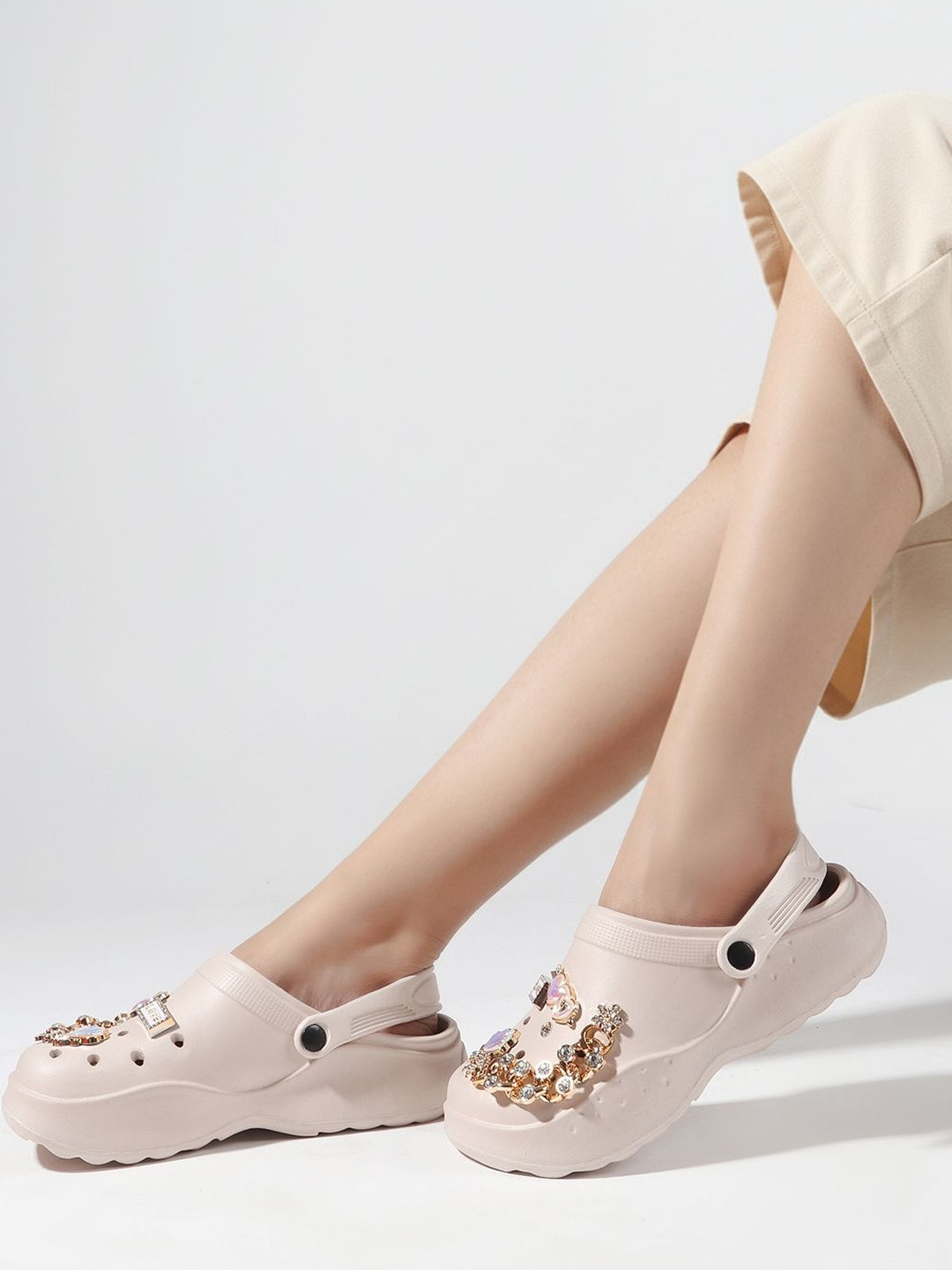 SUKUN Women Embellished Clogs