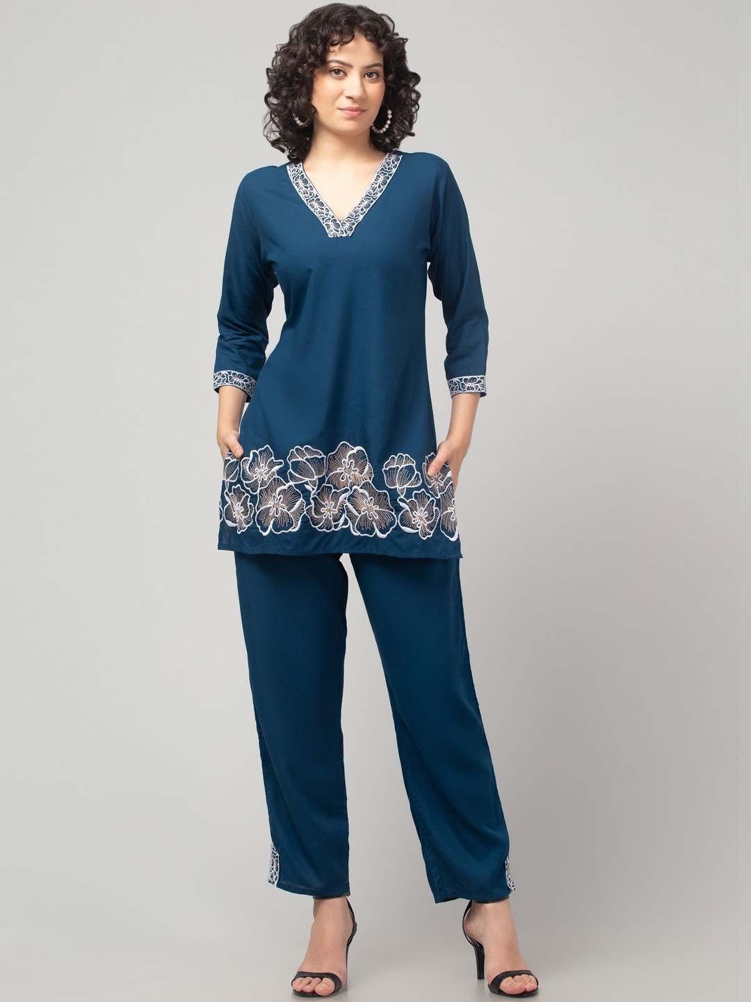 Aura Glam Women Floral Embroidered Regular Thread Work Kurta with Trousers