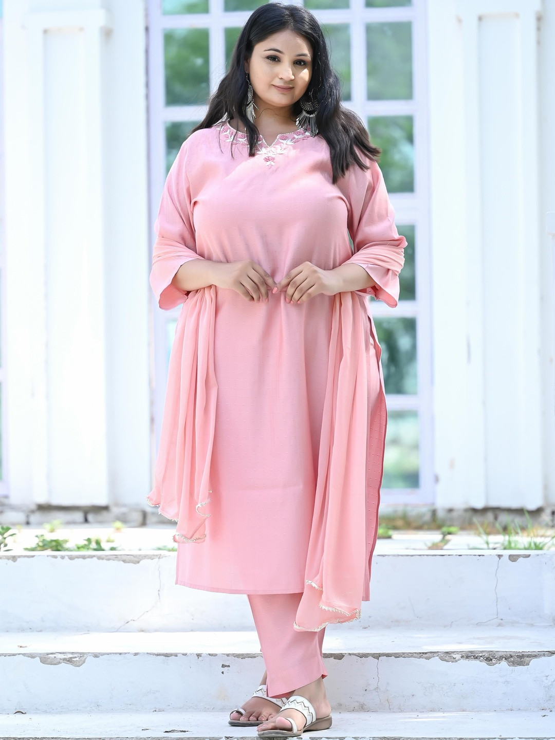 VIFA PLUS Women Floral Embroidered Regular Thread Work Chanderi Silk Kurta with Trousers & With Dupatta