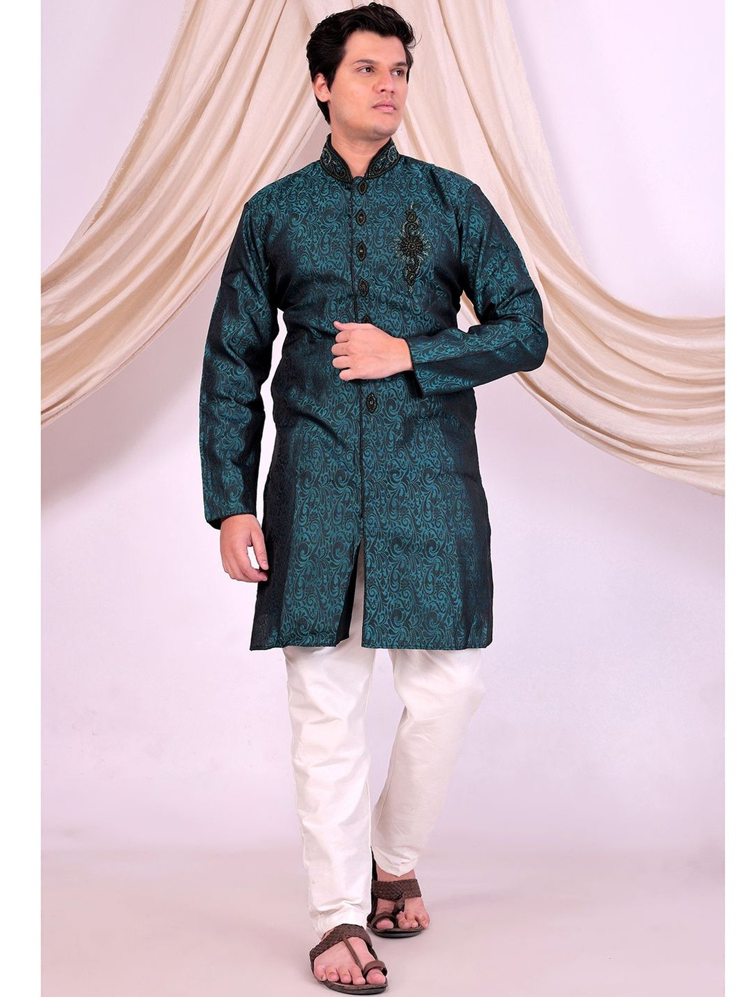 Desibutik Embroidered Mandarin Collar Sherwani