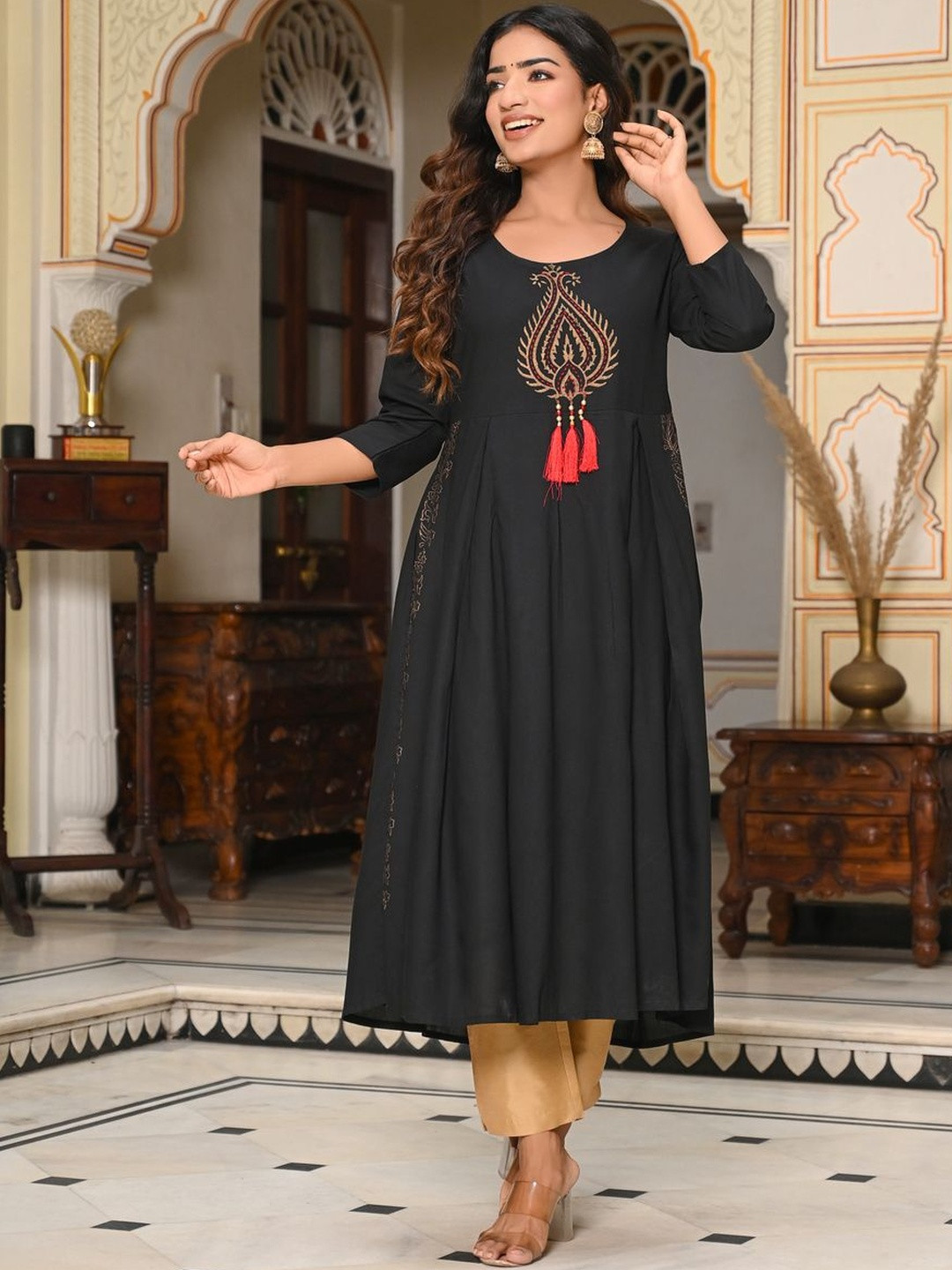 SALE MANTRA Women Ethnic Motifs Embroidered Thread Work Kurta