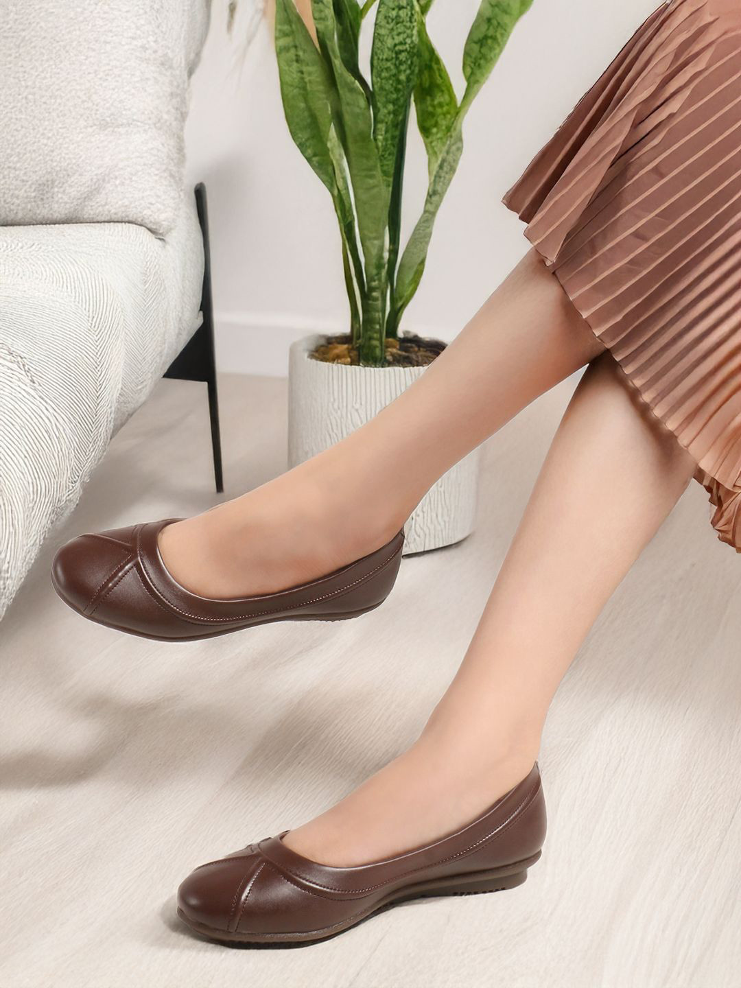 Carlton London Women Refined Seam-Detail Round-Toe Ballerinas