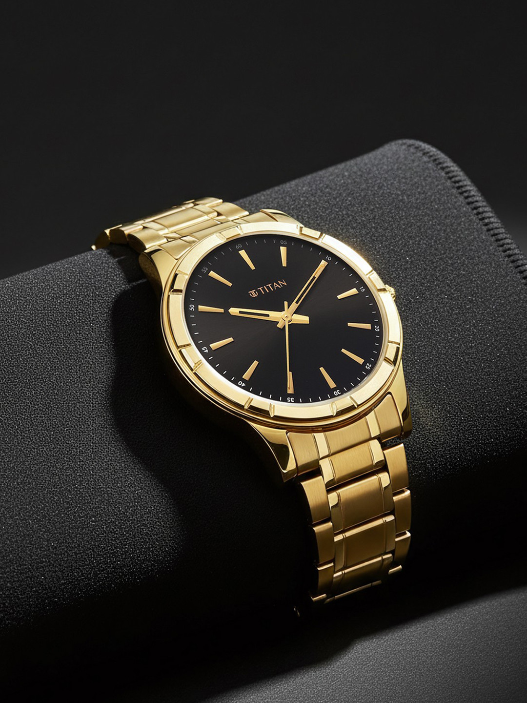 Titan Men Karishma Festive 3.0 Quartz Round Dial Analogue Running Watch 10058YM01