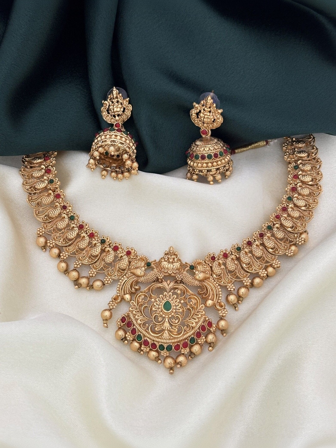 Rujve Jewellery Gold-Plated Stone-Studded and Beaded Jewellery Set