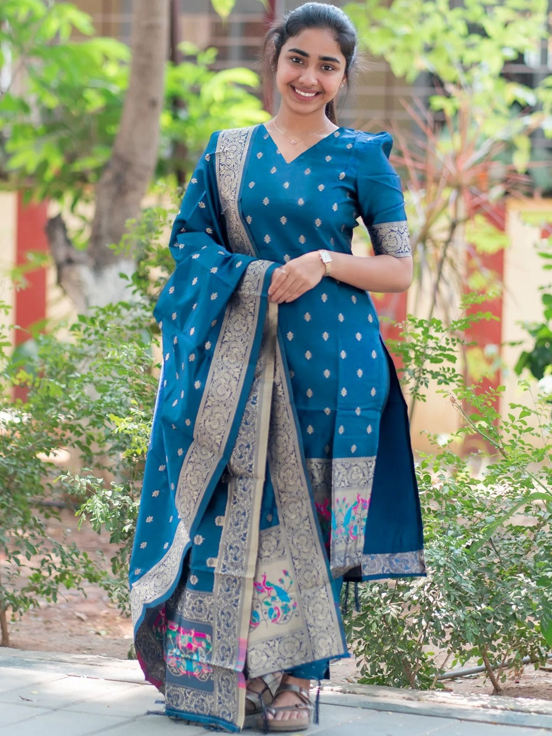 Altecia Women Ethnic Motifs Woven Design Kurta with Trousers & Dupatta