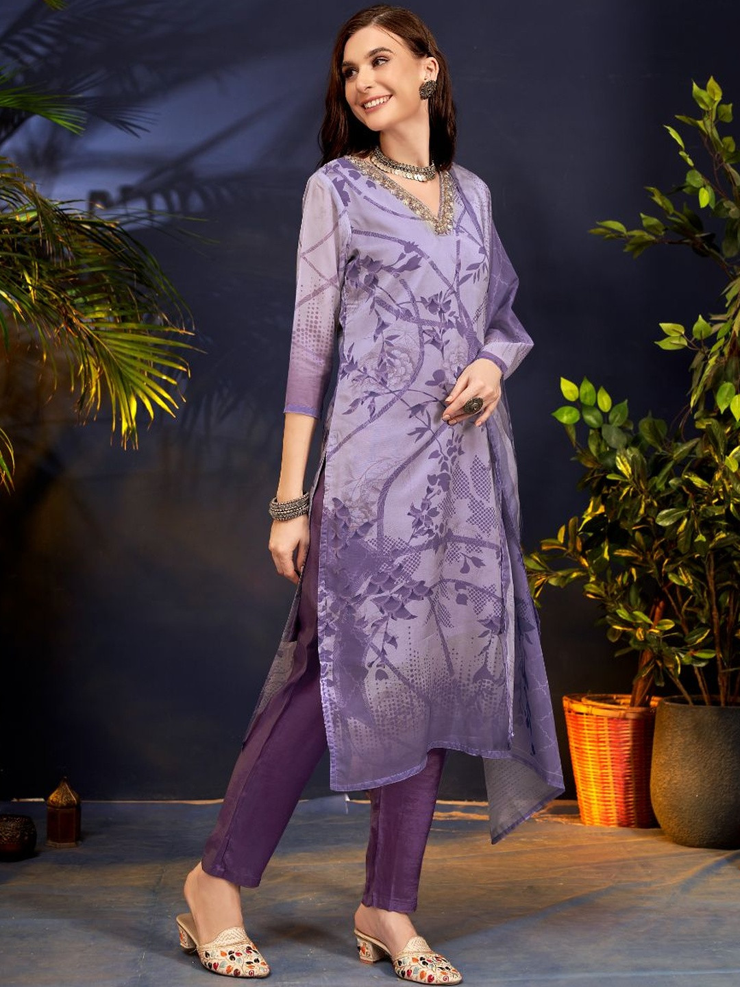 ELITE EDITION Women Floral Printed Regular Thread Work Kurta with Trousers & With Dupatta
